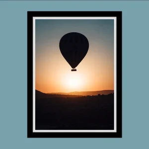 Tirage d'art minimaliste d'une montgolfière au lever du soleil en Cappadoce, cadre noir mat.