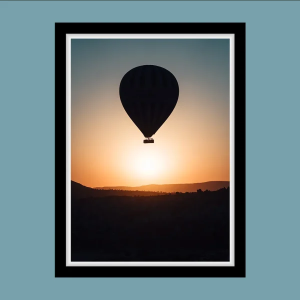 Tirage d'art minimaliste d'une montgolfière au lever du soleil en Cappadoce, cadre noir mat.