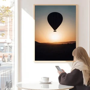 Tableau Cappadoce Photographie de voyage Cappadoce exposée dans un café lumineux avec une personne de dos.