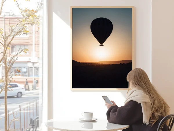 Tableau Cappadoce Photographie de voyage Cappadoce exposée dans un café lumineux avec une personne de dos.