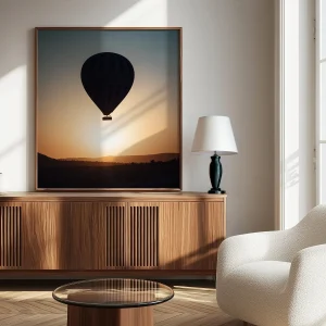 Tableau de la Cappadoce au-dessus d'un buffet en bois dans un salon moderne et ensoleillé.