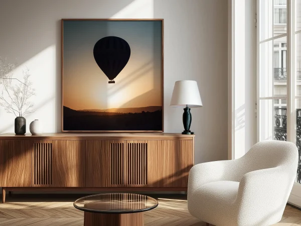 Tableau de la Cappadoce au-dessus d'un buffet en bois dans un salon moderne et ensoleillé.
