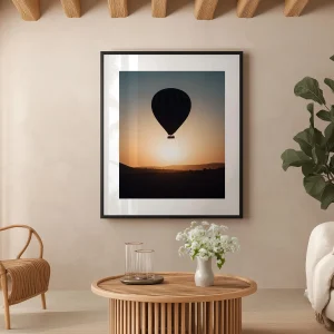 Cadre noir Cappadoce dans un salon de style naturel avec meubles en rotin et plantes.