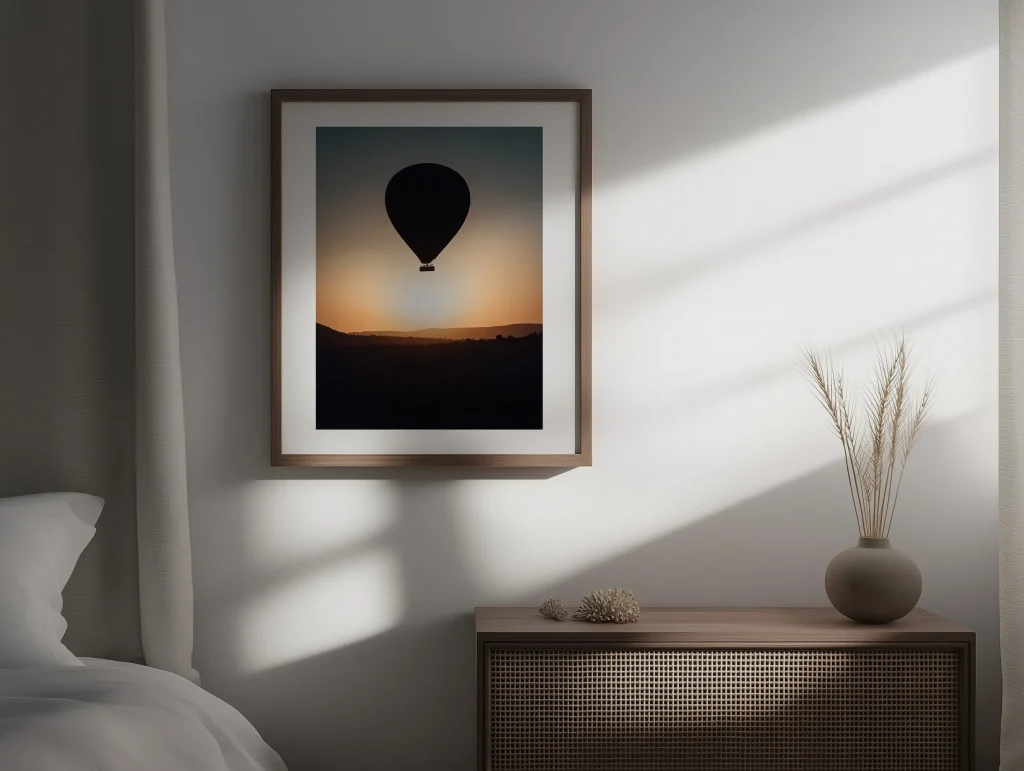 Tableau montgolfière Cappadoce dans une chambre sombre avec jeux d'ombres et de lumières.