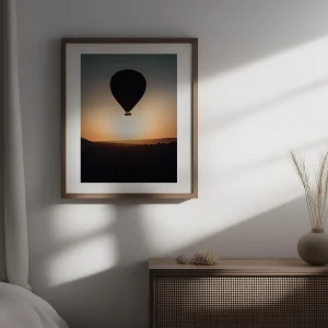 Tableau montgolfière Cappadoce dans une chambre sombre avec jeux d'ombres et de lumières.