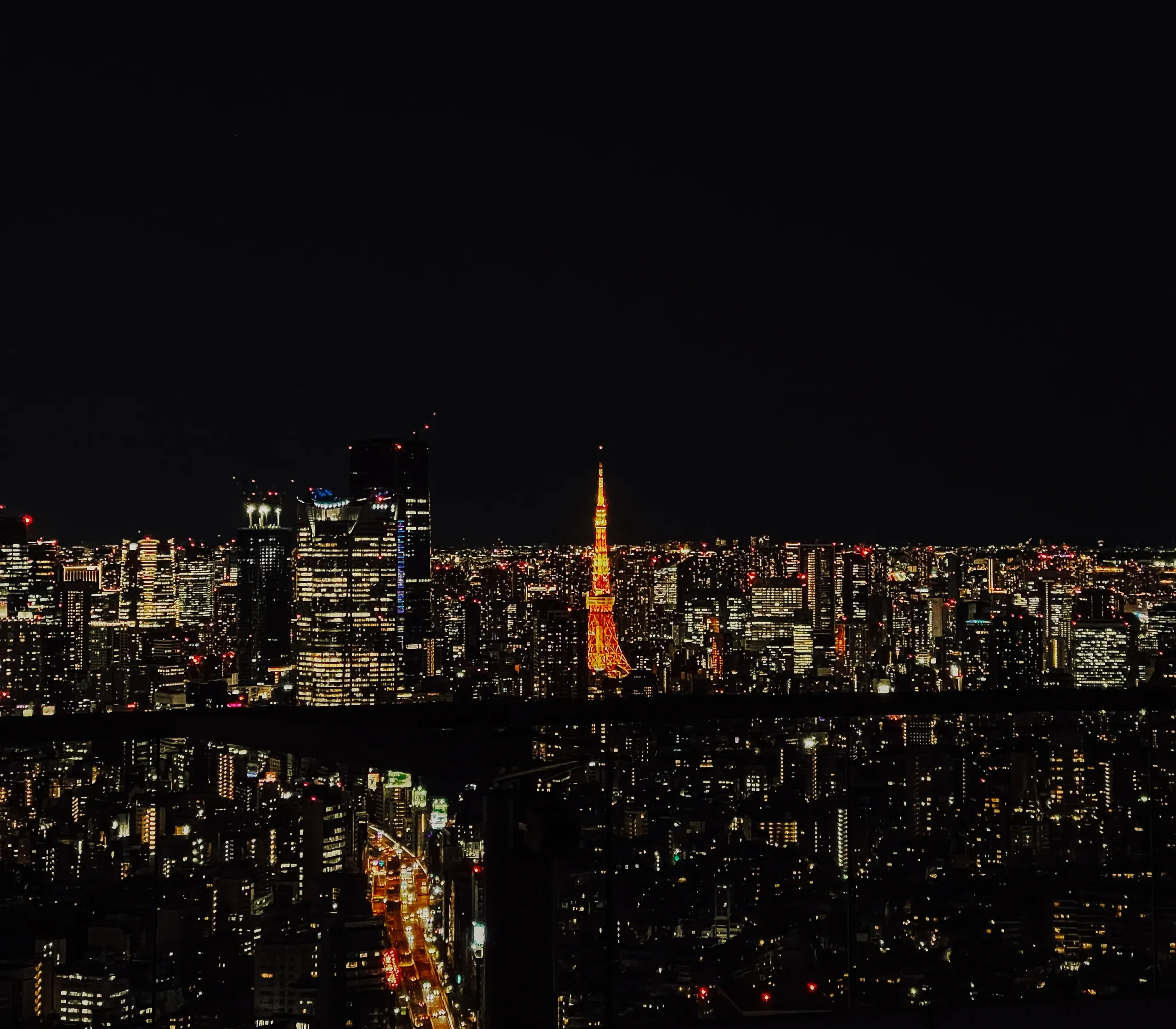 Vue de Tokyo de nuit avec la tour de Tokyo illuminée lors de mon premier voyage au Japon