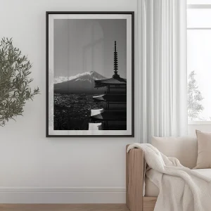 Affiche d'art encadrée du Mont Fuji en noir et blanc, décoration de salon lumineux suspendue au-dessus d'un canapé beige.