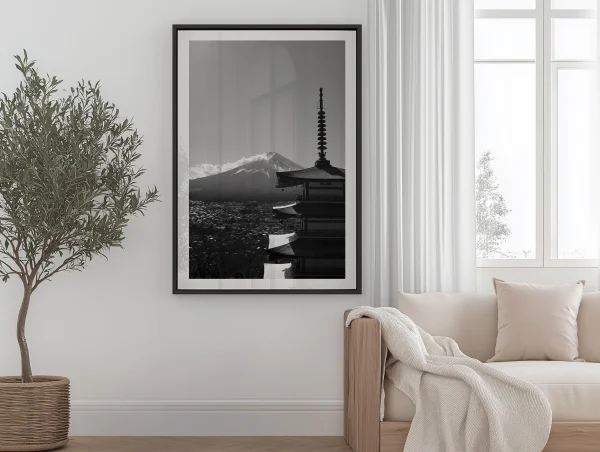 Affiche d'art encadrée du Mont Fuji en noir et blanc, décoration de salon lumineux suspendue au-dessus d'un canapé beige.
