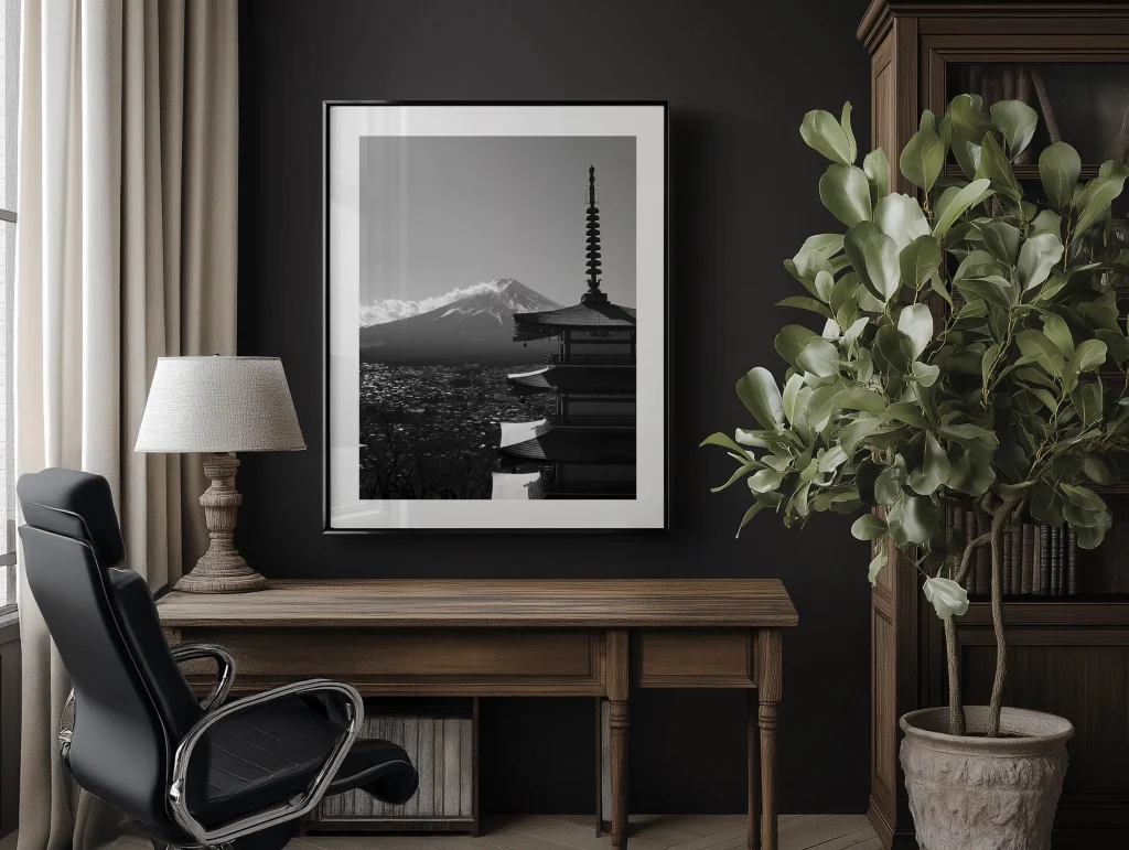 Décoration de bureau moderne avec un tableau encadré du Mont Fuji en noir et blanc posé sur le bureau.