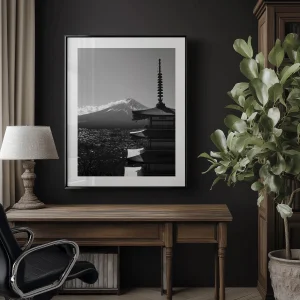 Décoration de bureau moderne avec un tableau encadré du Mont Fuji en noir et blanc posé sur le bureau.