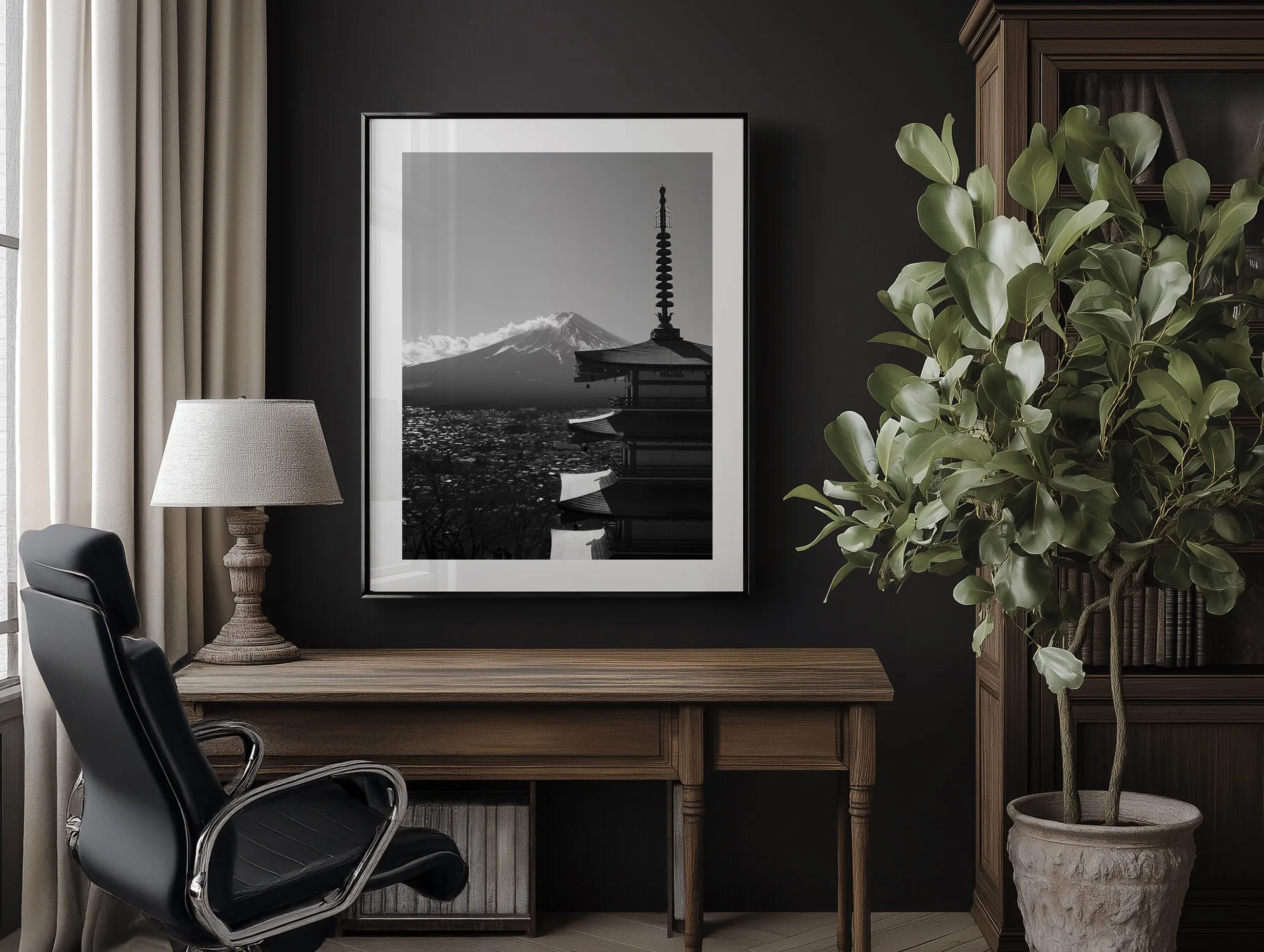Décoration de bureau moderne avec un tableau encadré du Mont Fuji en noir et blanc posé sur le bureau.