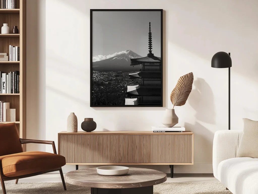 Grand tirage d'art encadré du Mont Fuji en noir et blanc, décoration de salon de style Japandi minimaliste.
