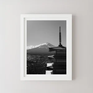 Impression d'art encadrée du Mont Fuji et de la pagode Chureito en noir et blanc, vue de face avec cadre blanc.