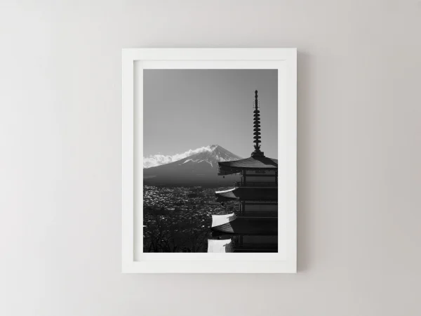 Impression d'art encadrée du Mont Fuji et de la pagode Chureito en noir et blanc, vue de face avec cadre blanc.