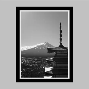 Tableau d'art encadré du Mont Fuji et de la pagode Chureito en noir et blanc, vue de face avec cadre noir mat.