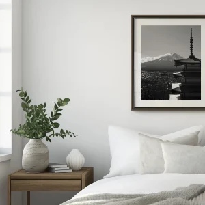 Tableau de paysage japonais en noir et blanc, vue du Mont Fuji et de la pagode, accroché au-dessus d'un lit.
