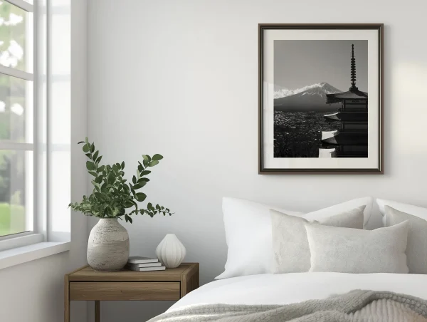 Tableau de paysage japonais en noir et blanc, vue du Mont Fuji et de la pagode, accroché au-dessus d'un lit.