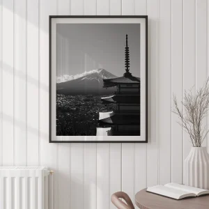 Tirage photo encadré du Mont Fuji et de la pagode Chureito, accroché sur un mur en lambris de bois.