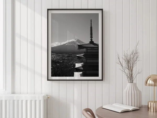 Tirage photo encadré du Mont Fuji et de la pagode Chureito, accroché sur un mur en lambris de bois.