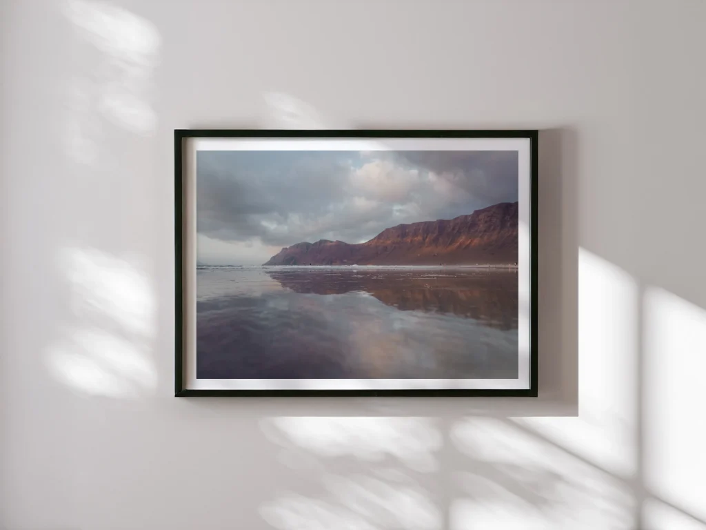 tableau de la plage de famara avec rayon de soleil