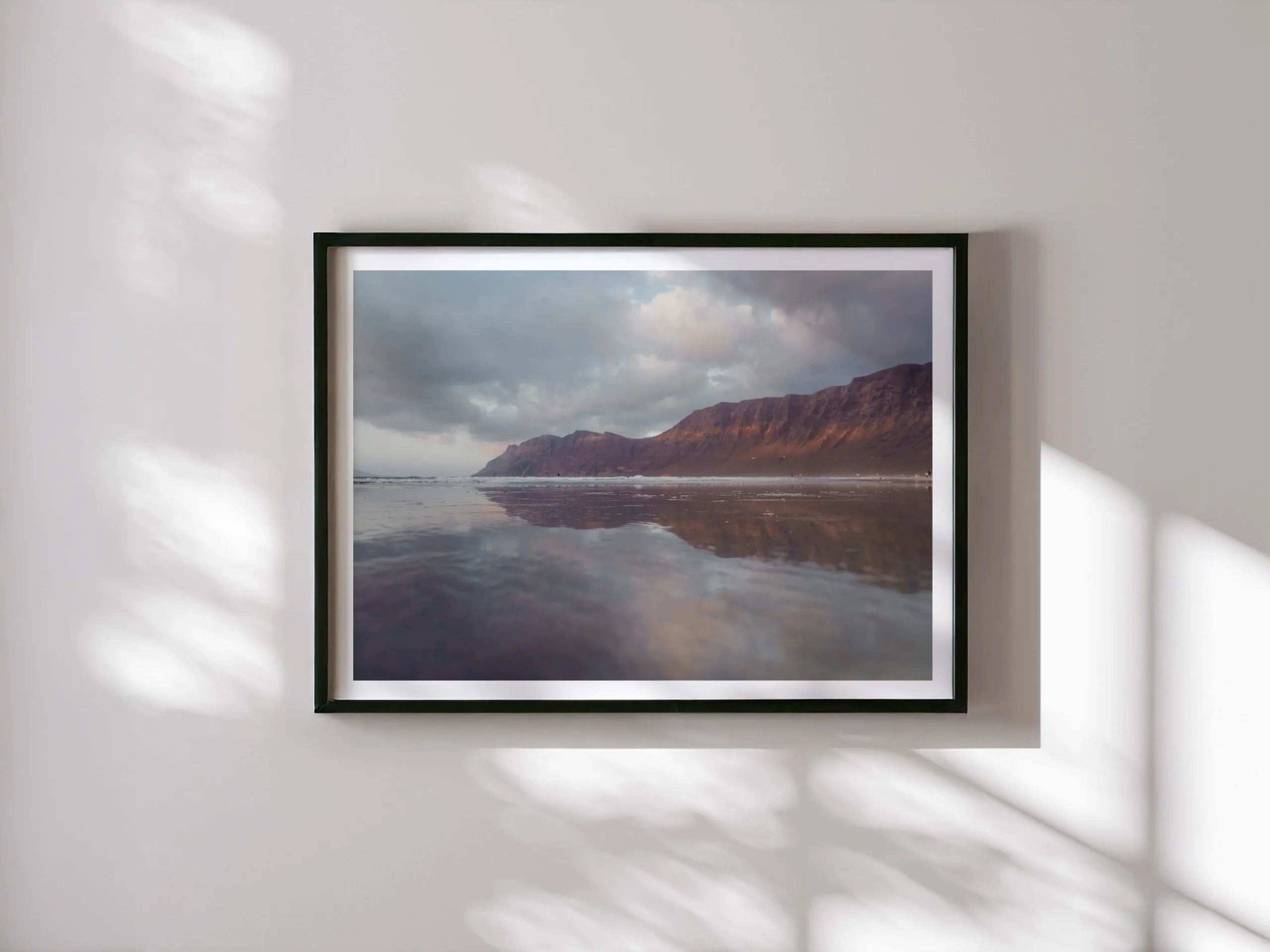 tableau de la plage de famara avec rayon de soleil