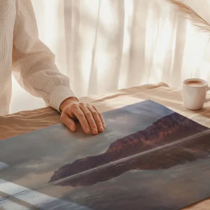 une personne qui regarde la qualité de la photo de famara
