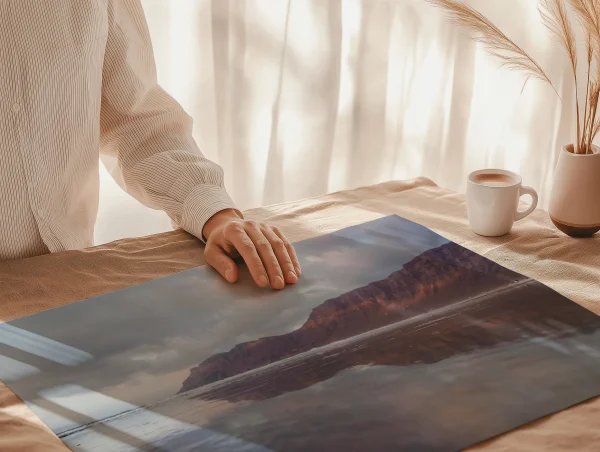 une personne qui regarde la qualité de la photo de famara