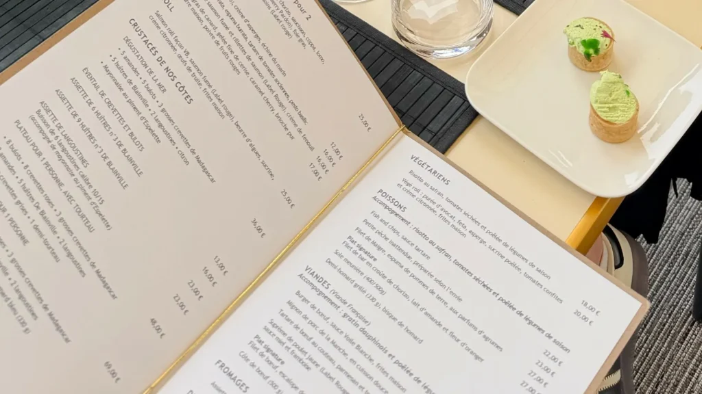 menu de restaurant et smartphone posés sur une table avant de commander