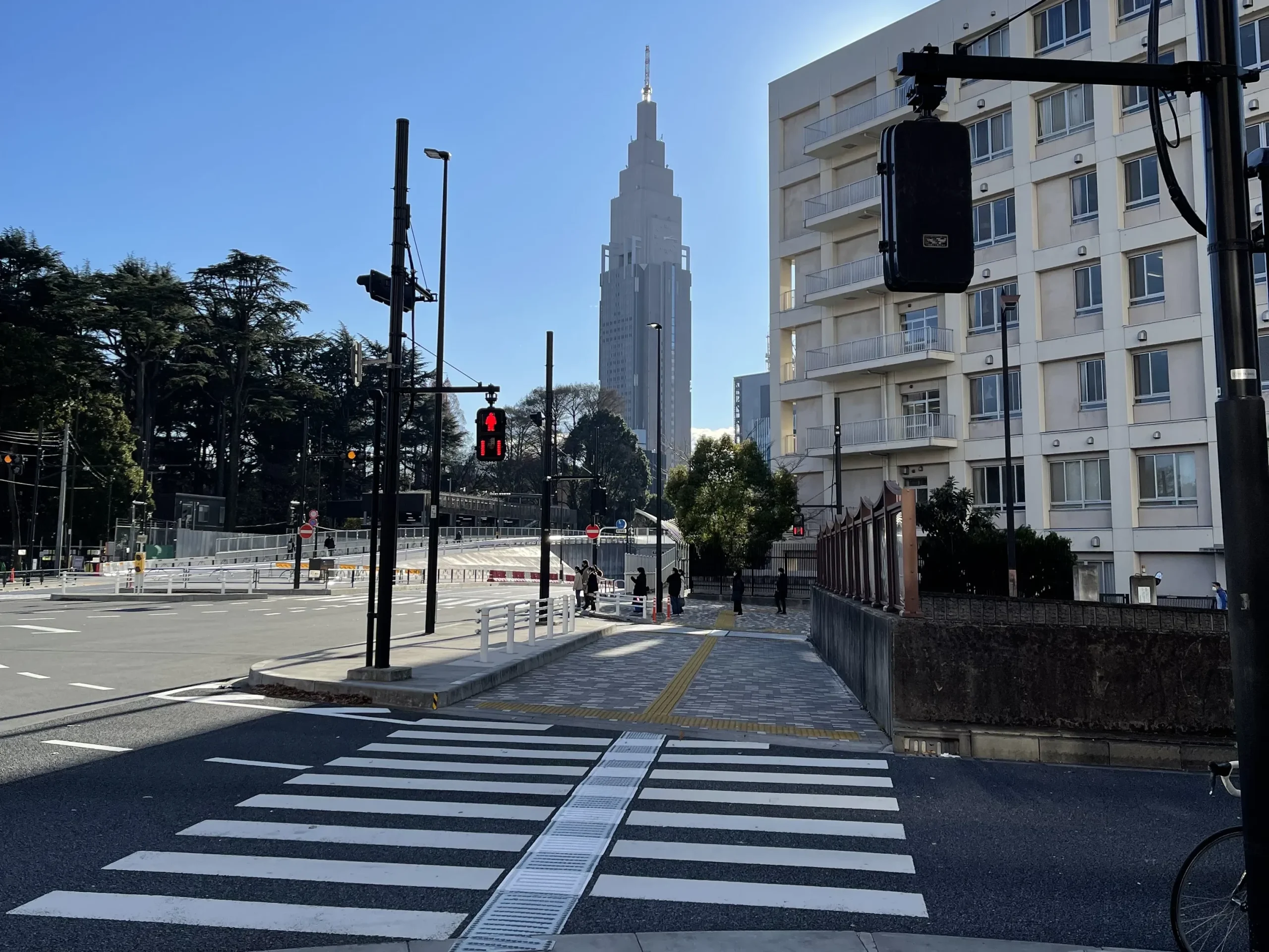 Passage piéton vers jardin tokyo 2022 feux rouge pour piéton