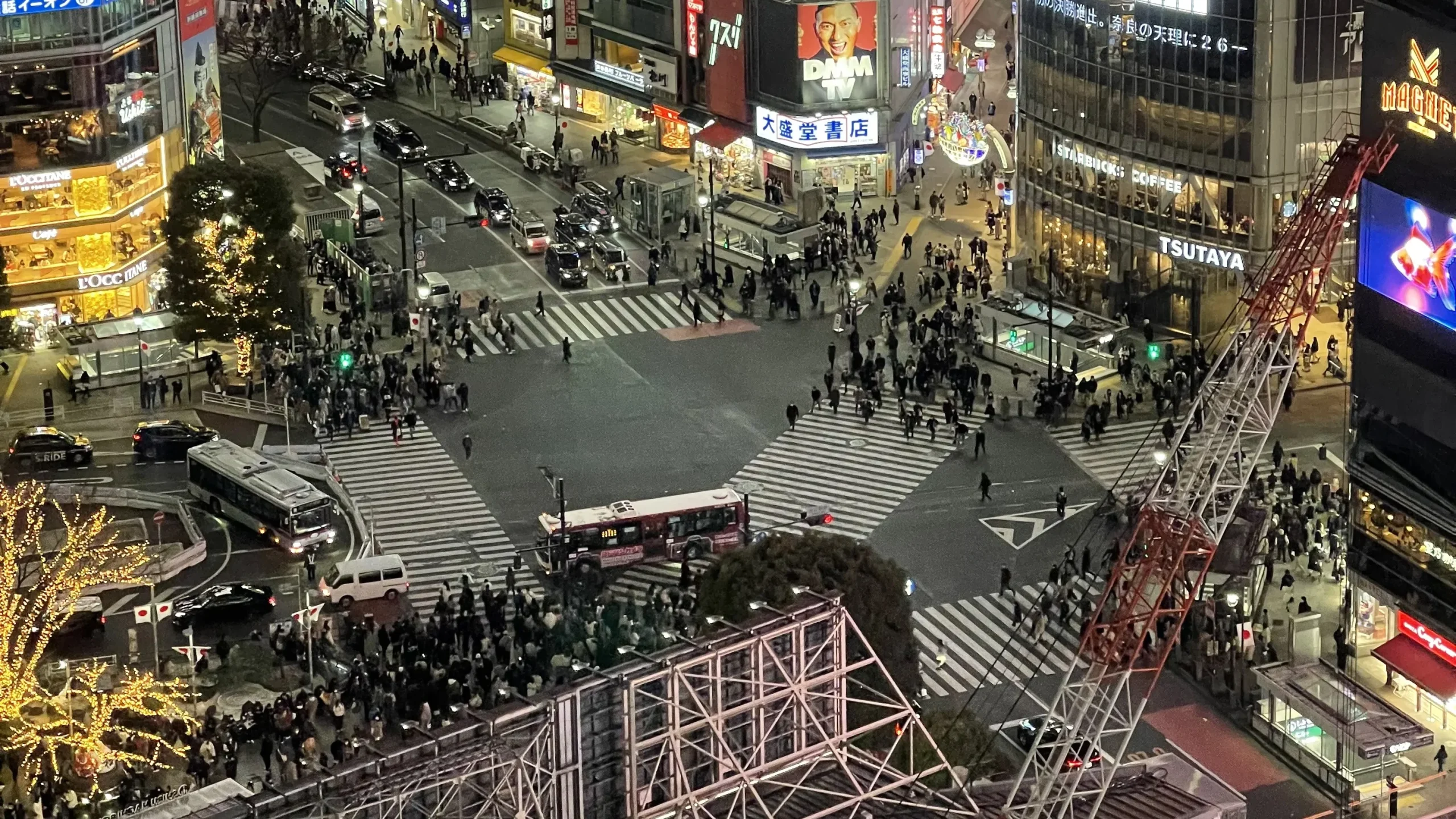 Vue du carrefour de Shibuya Crossing a Tokyo, l'un des passages pietons les plus celebres au monde